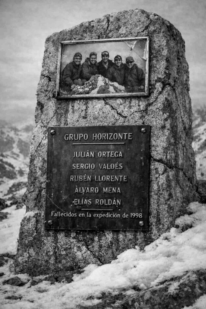 Monolito conmemorativo del Grupo Horizonte en el valle bajo La Aguja del Norte.