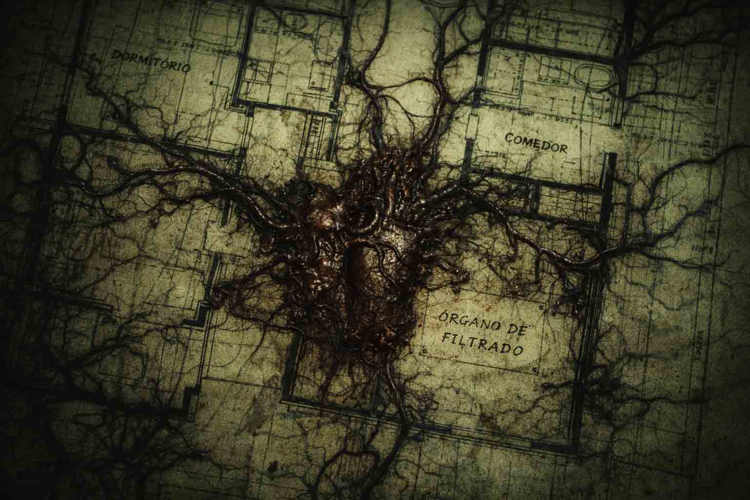 Excelente elección. Para el SEO y la accesibilidad en tu WordPress, lo mejor es una traducción que sea descriptiva pero mantenga esa "mandanga" atmosférica que hemos creado. Aquí tienes la traducción perfecta para el Texto Alternativo (Alt): "Fotografía en primer plano de un plano arquitectónico antiguo y amarillento que muta visualmente. Las líneas técnicas azules de la distribución de un apartamento se transforman en venas humanas negras y tejido muscular que se extiende por el papel agrietado. En el centro del plano, una sección anatómica dibujada a mano está etiquetada como 'ÓRGANO DE FILTRADO' con una caligrafía precisa pero temblorosa, cubierta de sangre seca de aspecto metálico. Una iluminación verde cinematográfica de una bombilla defectuosa proyecta sombras duras, creando una estética de terror analógico