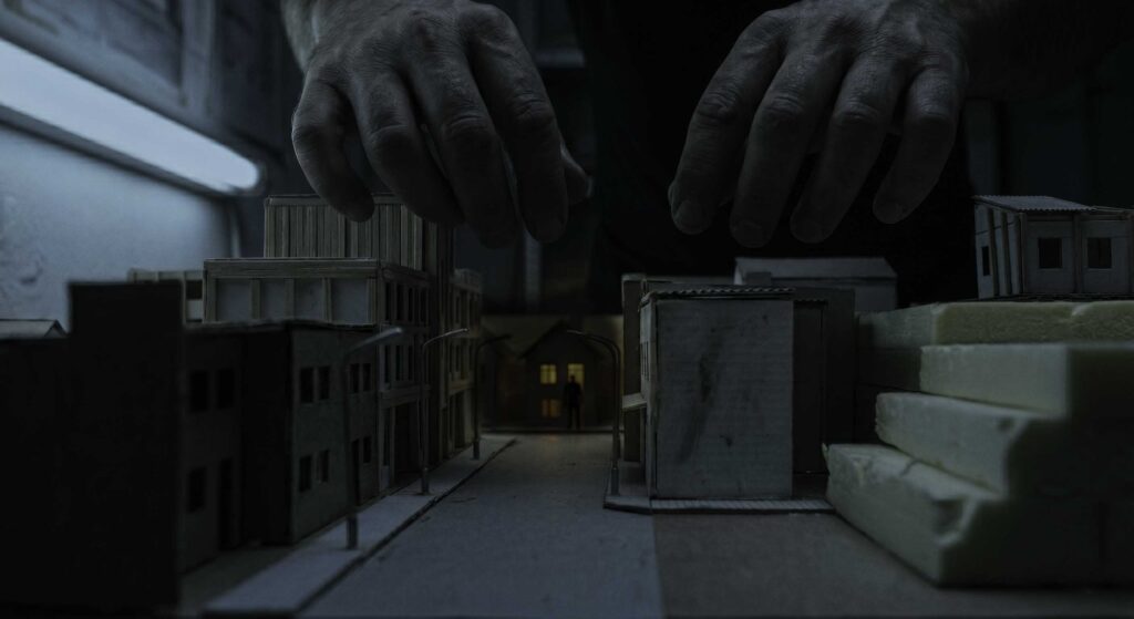 Ilustración del relato de terror El turno de noche en la sala de maquetas: manos sobre una maqueta arquitectónica con una figura misteriosa al fondo.