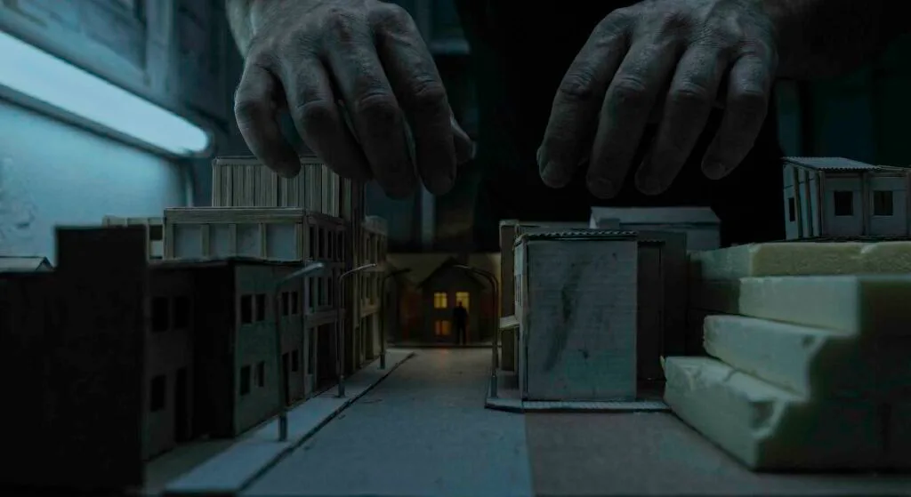 Ilustración del relato de terror El turno de noche en la sala de maquetas: manos sobre una maqueta arquitectónica con una figura misteriosa al fondo.